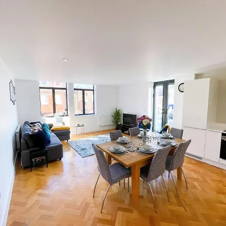 Beautiful Apartment In The Heart Of Chelmsford Exterior photo